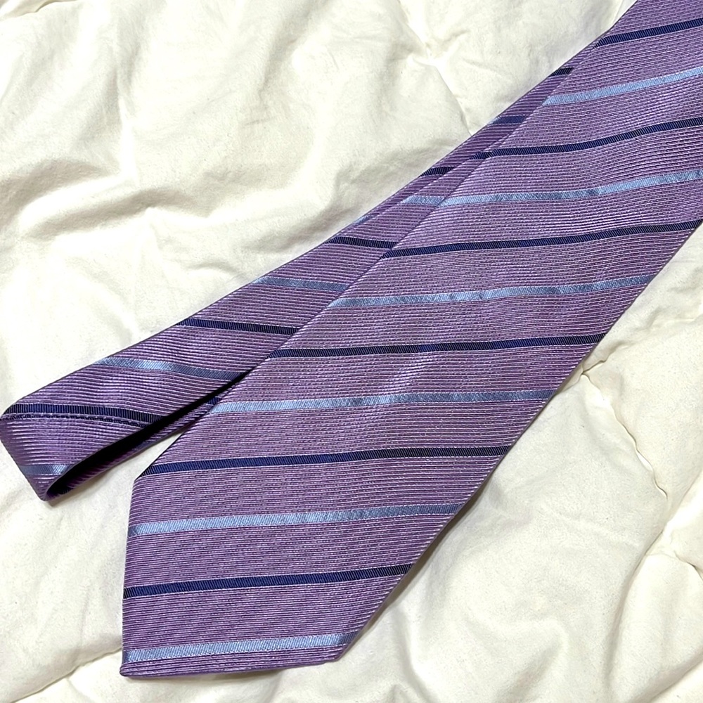 Giorgio Armani silk tie. GREAT condition and made in Italy.